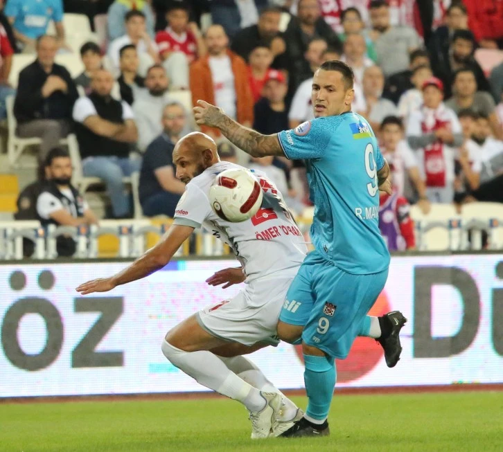 Manaj İlk Maçına Çıktı
