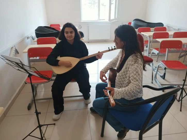 Sivas'ta Yeni Aşık Veyseller Yetişecek! Ulaş'ta Bağlama Kursu Açıldı