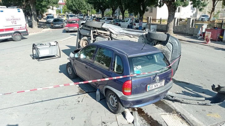 Sivas'ta İki Otomobil Çarpıştı 