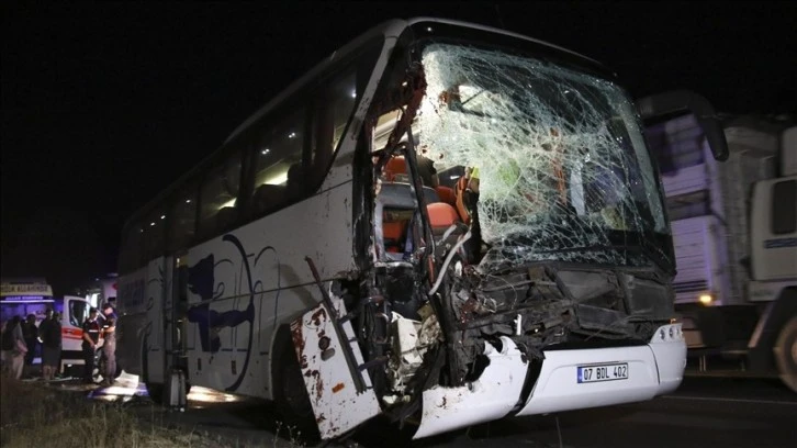 Yolcu Otobüsü Tıra Çarptı, 15 Yaralı 