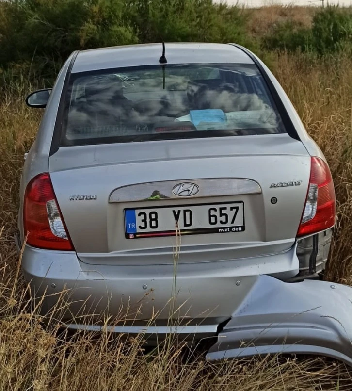 Sivas'ta Araç Tarlaya Savruldu 