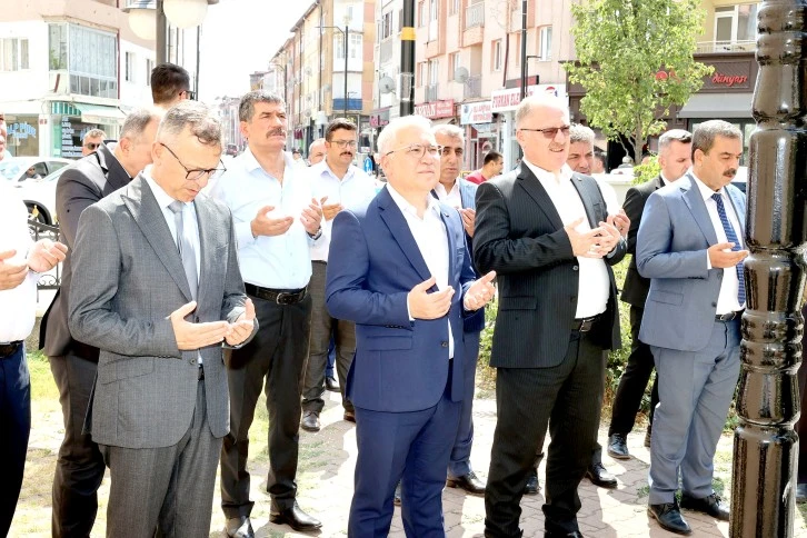 Heyet-i Temsiliye Üyelerine  Dua Ettiler 