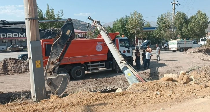 Elektrik Direği Kamyonun Üzerine Devrildi