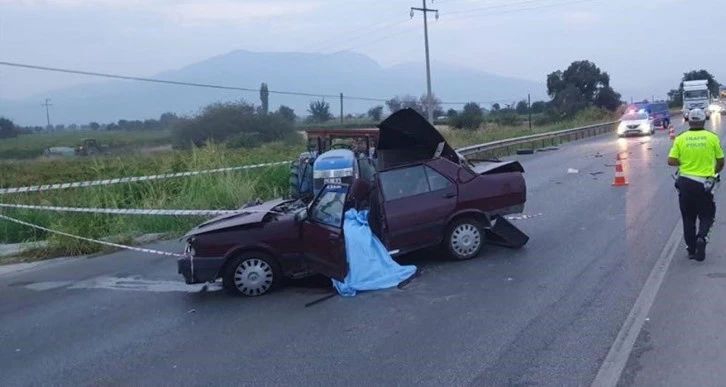 Traktör Römorkuna Çarptı Hurdaya Döndü 
