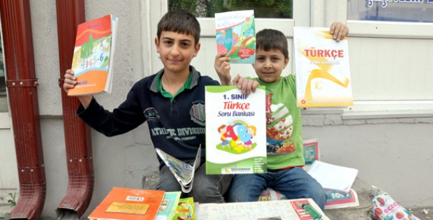 Annelerine Hediye Almak İçin Kitap ve Takı Sattılar