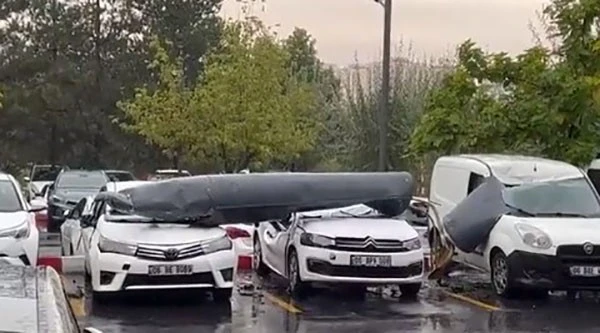 Başkentte  Bir Otoparka Uçak Parçası Düştü