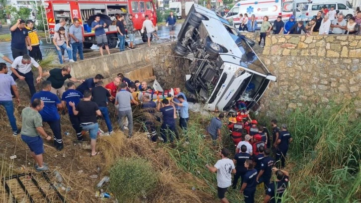 Minibüs Dereye Devrildi, 23 Yaralı 