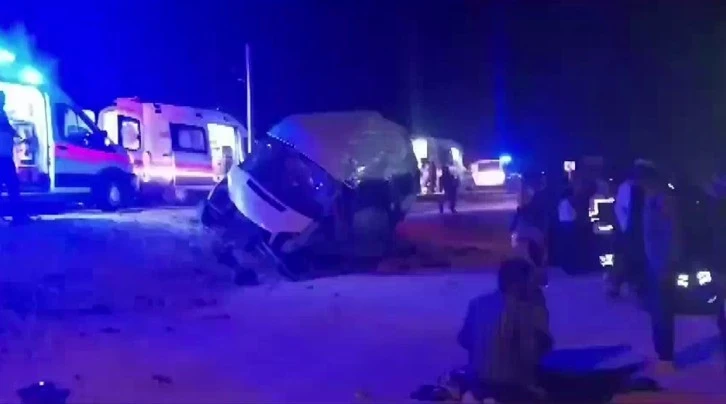 Tarım İşçilerini Taşıyan Minibüs Kaza Yaptı