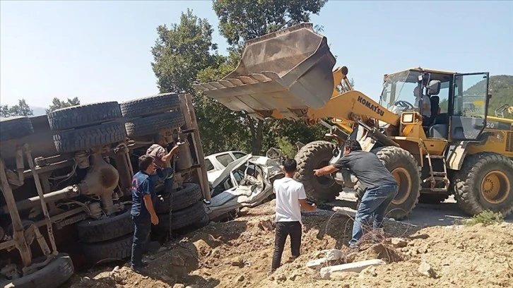  Freni Boşalan Kamyon Cenaze Alanına Daldı 