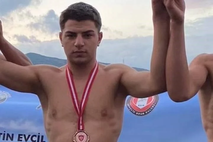 Sivaslı Emre Güreşte Türkiye Üçüncüsü!