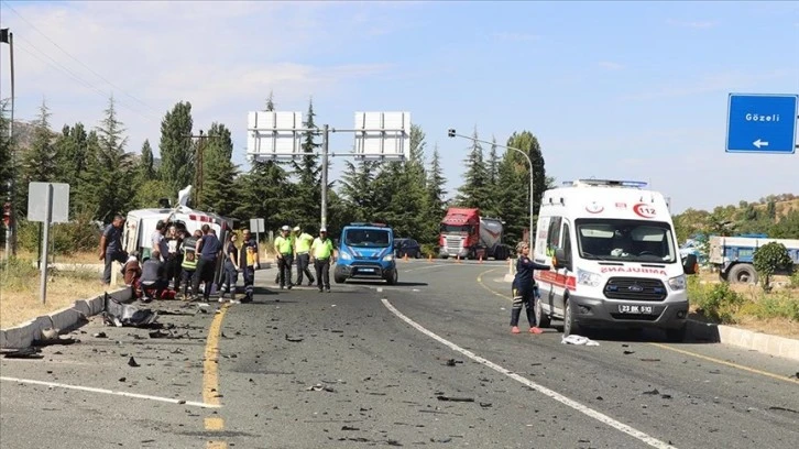 Minibüs Yolcu Otobüsüne Çarptı: 18 Yaralı 