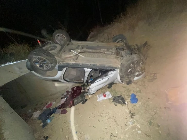 Devrilen Otomobilde Sıkışan 3 Kişiyi İtfaiye Kurtardı