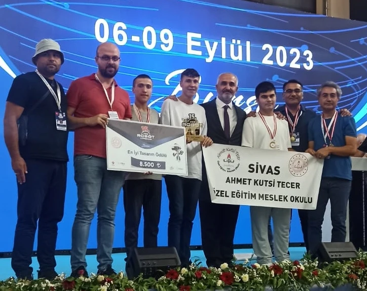 Sivaslı Öğrenciler Robot Yarışmasından Ödülle Döndü