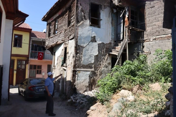 Tarihi Evler Çöküyor