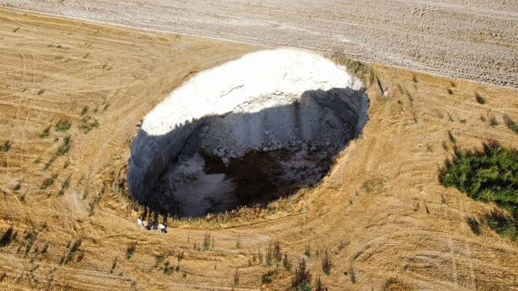 Bir Garip Olay, Rüyasında Gördü Evinin Yanında Obruk Oluştu 