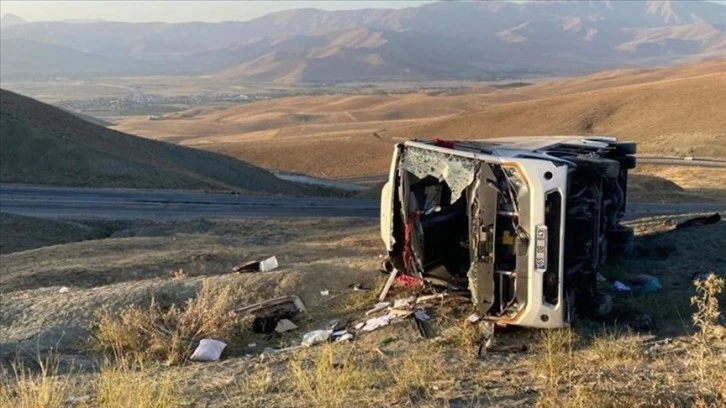 Otobüs Şarampole Yuvarlandı 5 Düzensiz Göçmen Hayatını Kaybetti 