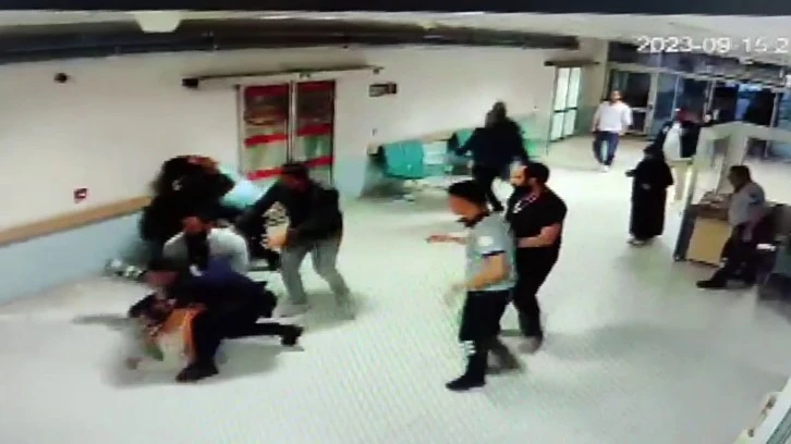 Sivas'ta Hasta Yakını Polis Memuru Meslektaşlarına Saldırdı 