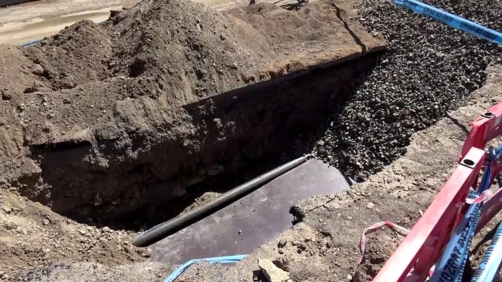 Genç Kız Altyapı için Açılan Çukura Düştü 
