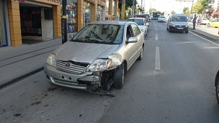 Sivas'ta Motosiklet ve Otomobil Çarpıştı 