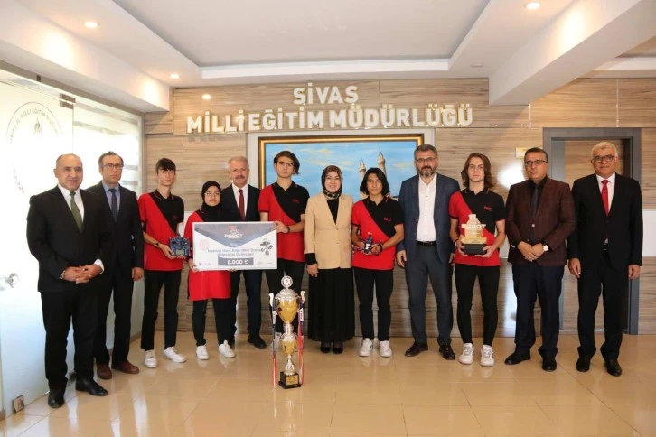 Sivaslı Öğrenciler Robot Yarışmasında Dereceye Girdi