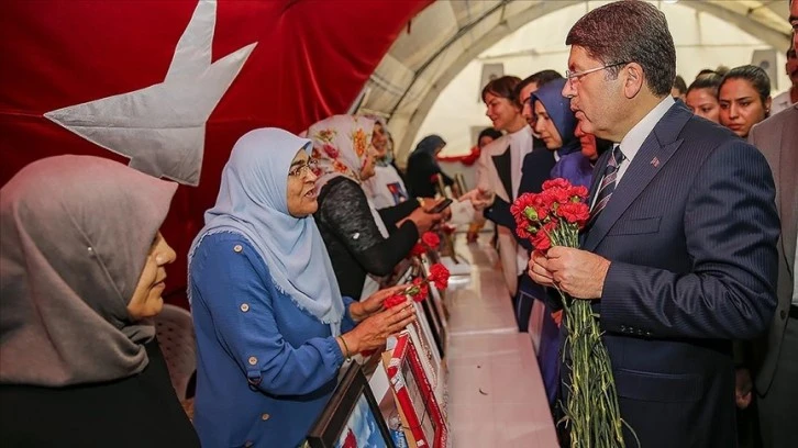 Adalet Bakanı Tunç Evlat Nöbetindeki Annelerin Yanında