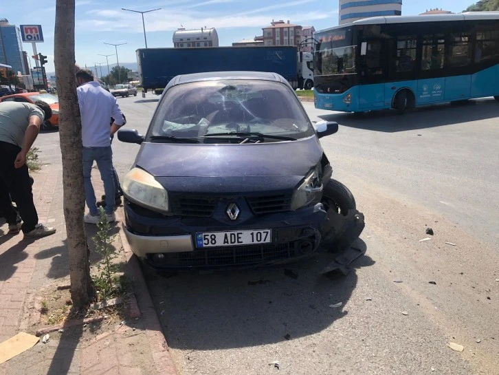 Kavşakta İki Otomobil Çarpıştı 