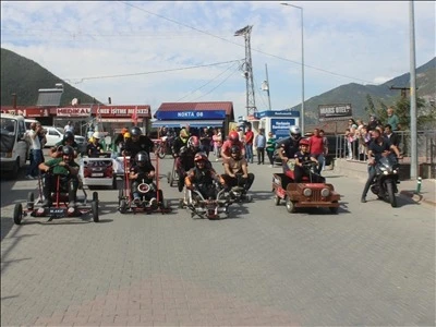 Atık Malzemelerden Motorsuz Araç Tasarlayıp Yarıştılar 