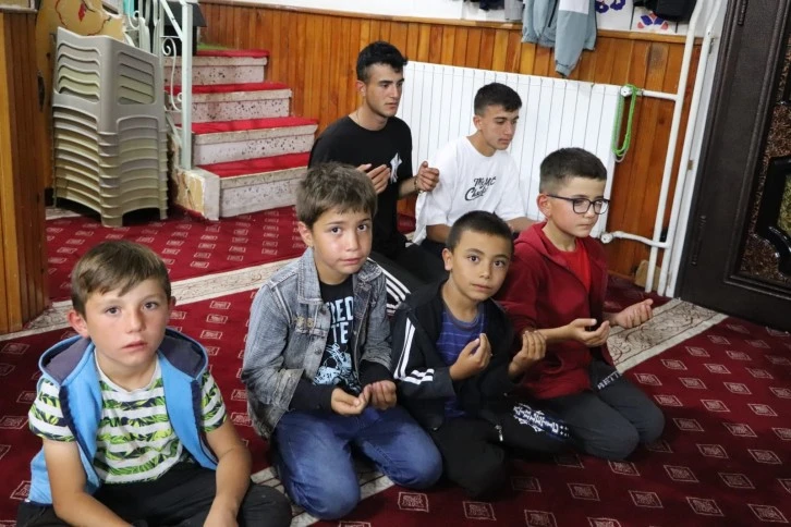 Sivas'ta Kandilde Eller Semaya Kalktı 