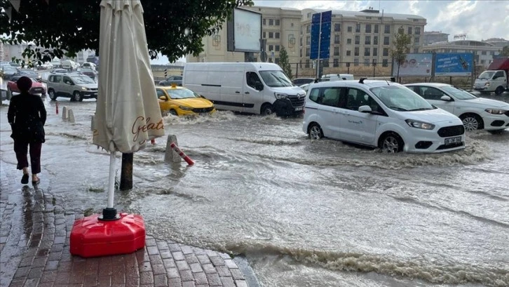 İstanbul'da Sağanak Etkili Oluyor, Seferler İptal Edildi 