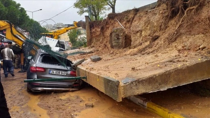 İki Araç Çöken İstinat Duvarının Altında Kaldı 