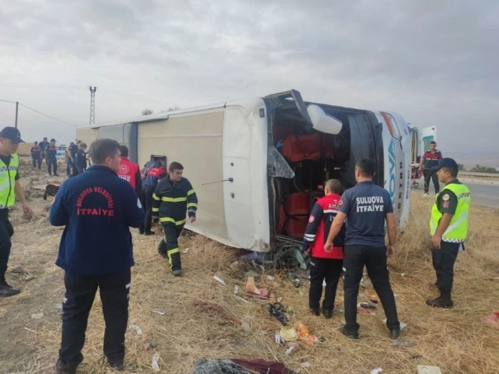 Yolcu Otobüsü Devrildi, 6 Ölü, 33 Yaralı Var