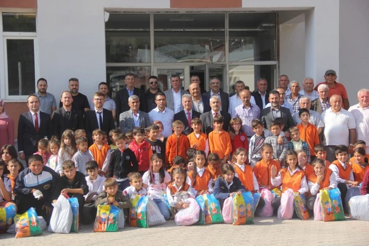 Sivaslı Hayırseverlerden Öğrencilere Yardım 