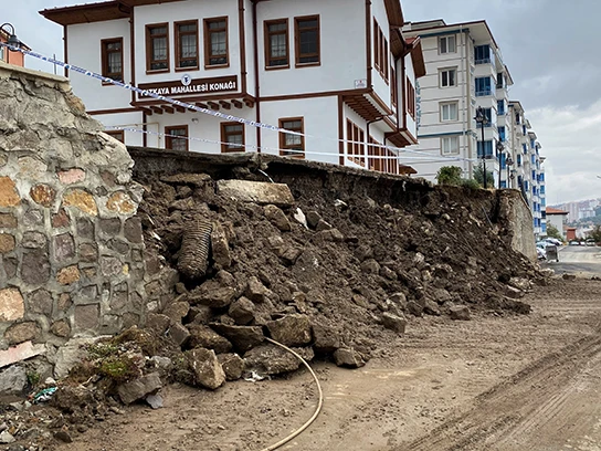 Şiddetli Yağış İstinat Duvarını Çökertti 