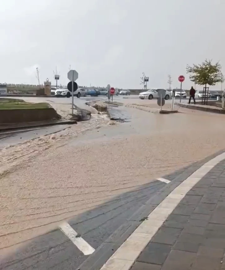 Sivas'ta Sağanak Yağış Yolu İkiye Ayırdı 
