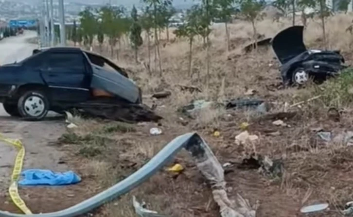 Feci Kaza; Otomobil İkiye Bölündü 