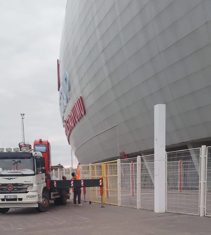 Sivasspor Stadyumunda Işıklandırma  Çalışmaları Başladı
