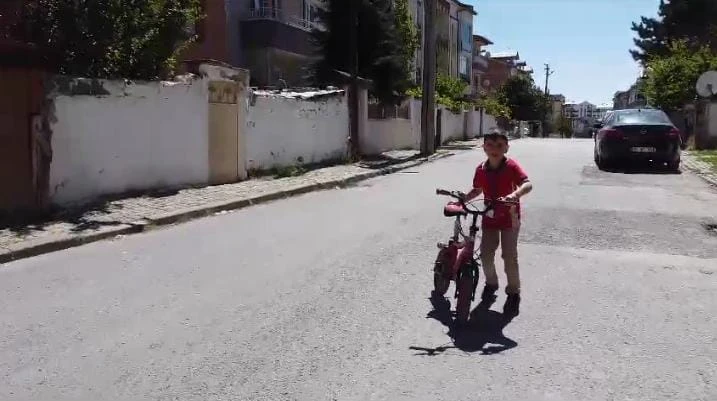 Dronu Görünce Topuk; Sivaslı Çocuğun Drondan Korkup  Kaçtığı Anlar Gülümsetti 