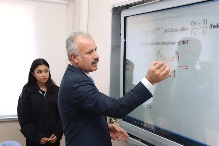 Yener, Öğrencilere Matematik Anlattı 