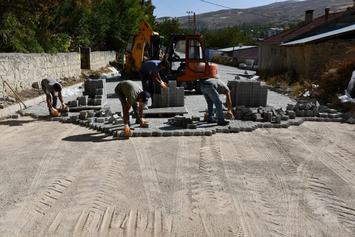 Sivas'ta Parke Döşeme Çalışmaları Tüm Hızıyla Sürüyor 
