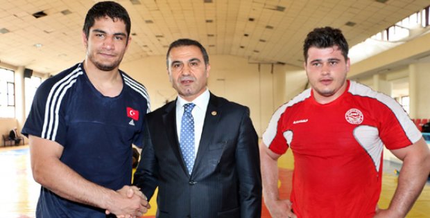 Şampiyonlar Minderde