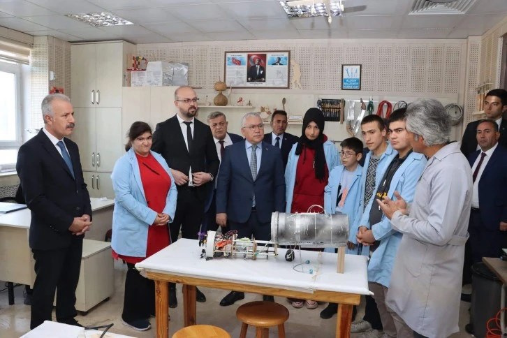 Vali Şimşek, Yarışmada Ödül Alan Sivaslı Öğrencileri Tebrik Etti 