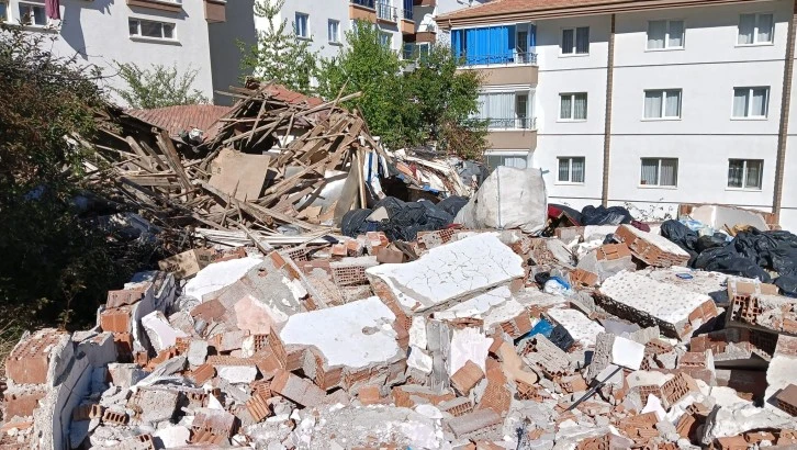 Gecekondu Yıkımında Operatöre Saldırdılar 