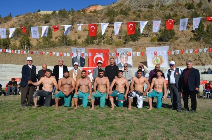 Sivaslı Pehlivanlar Artvin'de Meydana Çıktı 