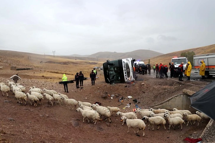 Sivas'taki Kazada Babasını Kaybeden Genç Yaşananları Anlattı; 'Araç Çok Hızlı Gidiyordu'