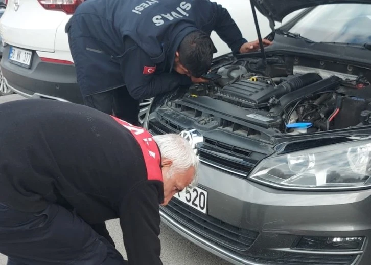 Sivas'ta Otomobilin Motoruna Giren Kedi için Seferber Oldular  