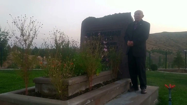 Sivaslı Adam, Ölen Eşi İçin Türbe Gibi Mezar Yaptırdı!