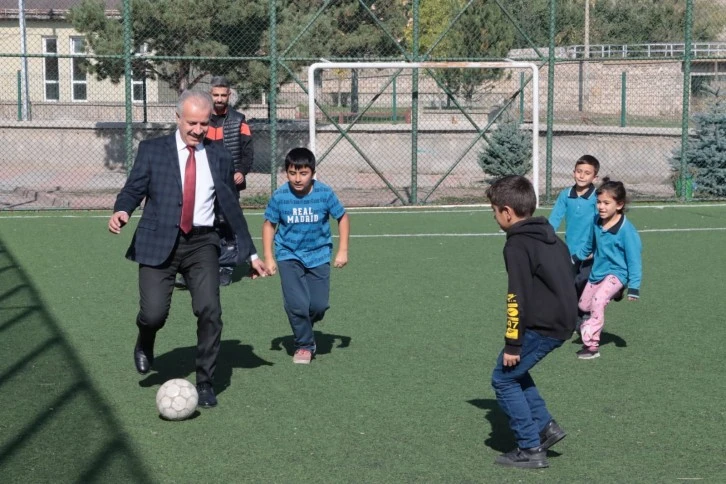Yener, Öğrencilerle Maç Yaptı 