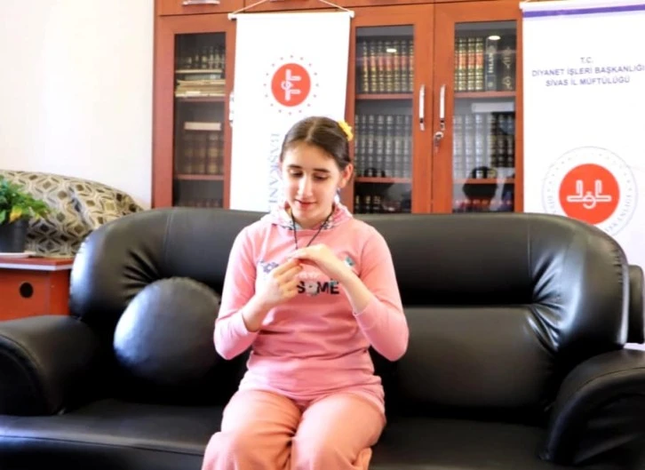 Sivaslı Görme Engelli Beyza Hadis Ezberleme Yarışmasında Birinci Oldu 