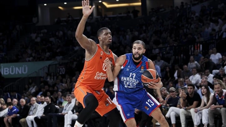 Anadolu Efes 300. Galibiyetini Aldı 