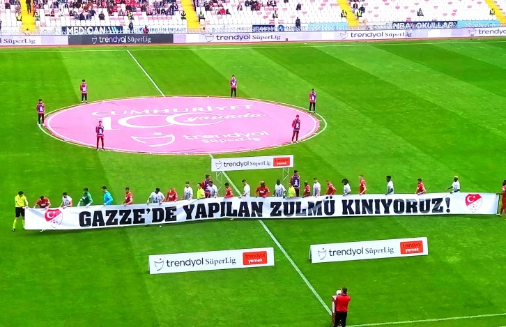 Sivasspor, Gazze Pankartıyla Sahaya Çıktı